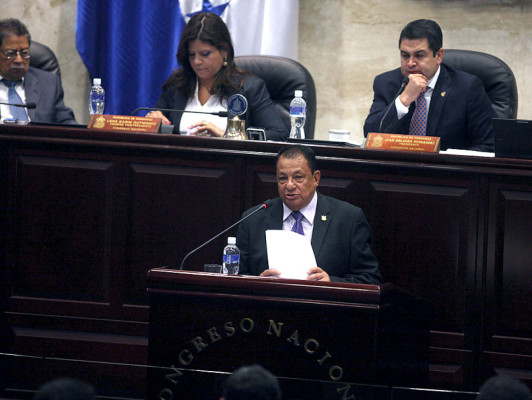 Congreso suspende funciones del fiscal general y del fiscal adjunto