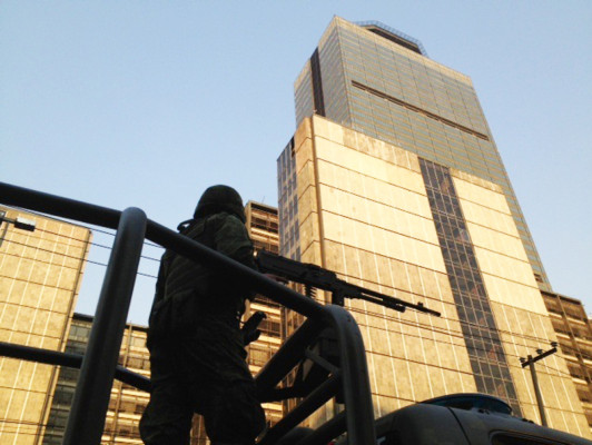 Suman 25 los muertos y 101 heridos por explosión en edificio de Pemex