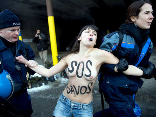 Fotos: Feministas con pechos desnudos protestan en Davos