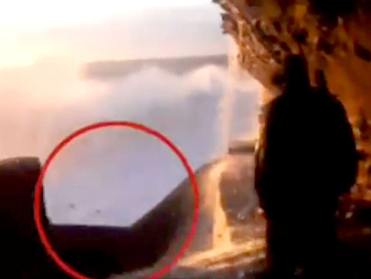 VIDEO: Ola gigante se 'traga' a pareja en el Faro de Biarritz