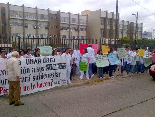 Futuros doctores presentan amparo ante la CSJ