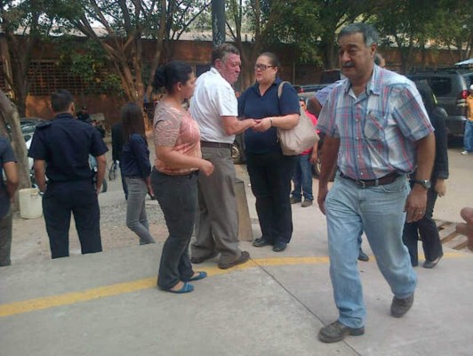 Retiran cuerpos de piloto y pasajeros de avión