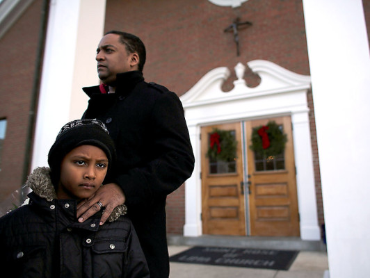 Pueblo de EE UU, destrozado por matanza de 26 personas en escuela