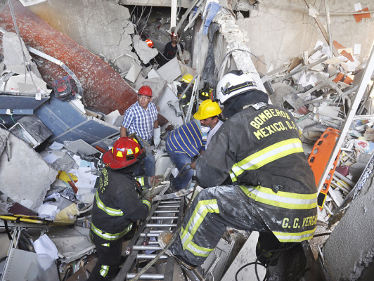 Suman 25 los muertos y 101 heridos por explosión en edificio de Pemex