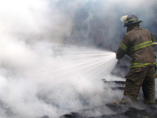 Niño salva a sus 3 hermanitos y su perro de morir quemados