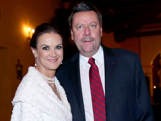 Elegante velada nupcial entre rosas