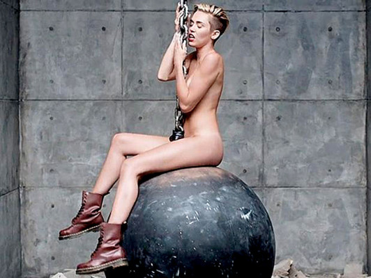 Miley Cyrus se desnuda en 'Wrecking ball'