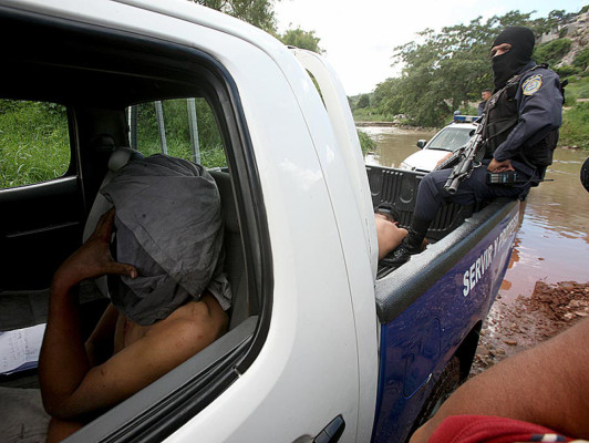 Policía rescata a joven que estaba a punto de ser asesinado
