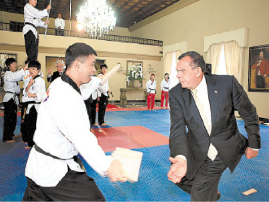 Presidente de Honduras muestra su puño firme