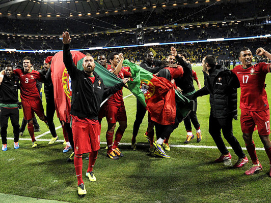 Cristiano, con tres goles, clasifica a Portugal