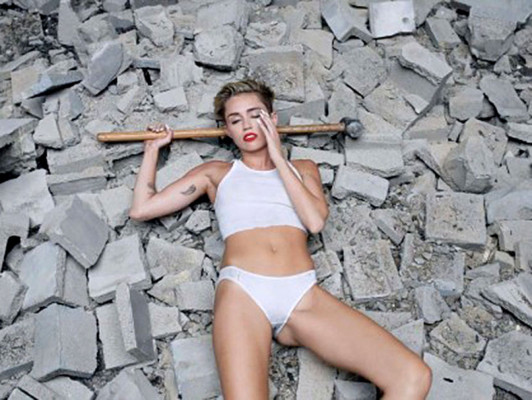 Miley Cyrus se desnuda en 'Wrecking ball'