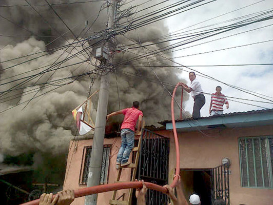 Incendio consume parte de fábrica de muebles en Comayagüela