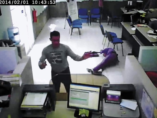 Video capta crimen contra guardia de seguridad en atraco a financiera