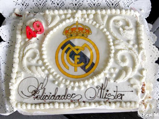 Ramos y Casillas entregan pastel a Mourinho