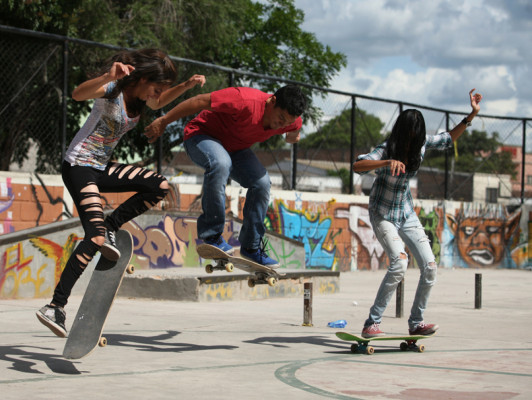 Jóvenes construyen su propio skatepark en El Obelisco