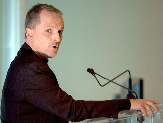 Miguel Bosé molesto con la clase política