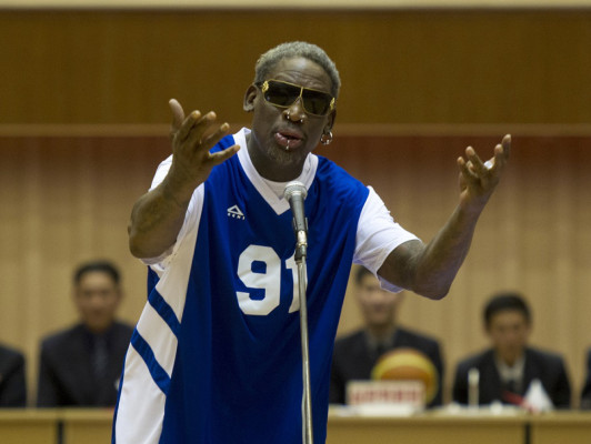 VIDEO: Dennis Rodman le canta 'feliz cumpleaños' a Kim Jong Un
