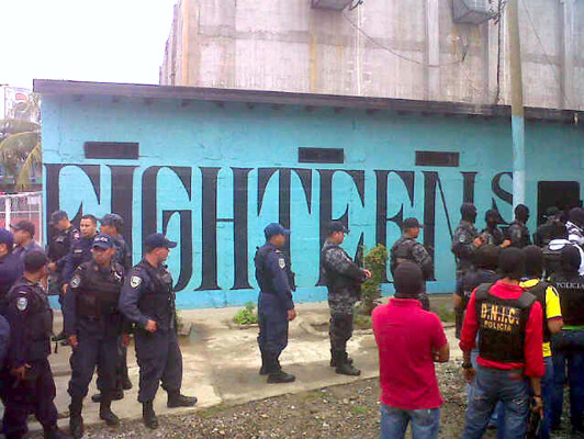 Armas y droga decomisan en operativo en centro penal sampedrano