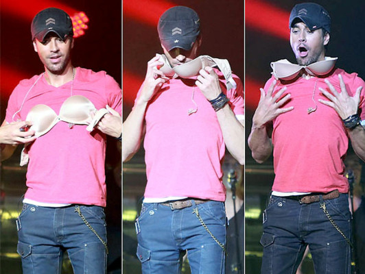 Enrique Iglesias usa brasier de una fan