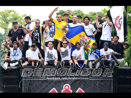 Sao Paulo recibe con fervor al campeón mundial Corinthians