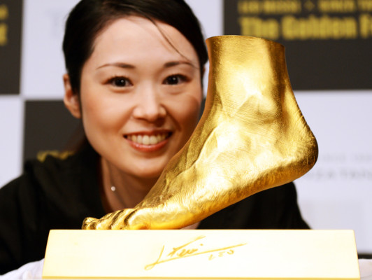 A la venta réplica en oro del pie izquierdo de Messi