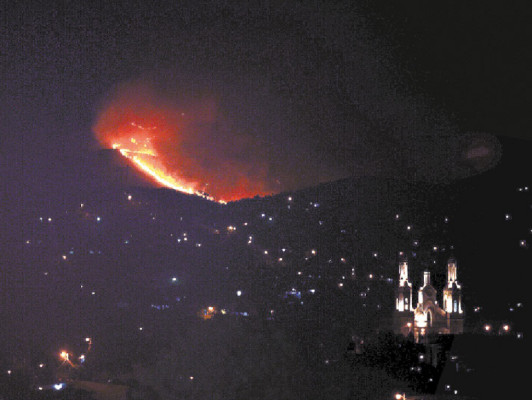 Voraz incendio en cerro Triquilapa