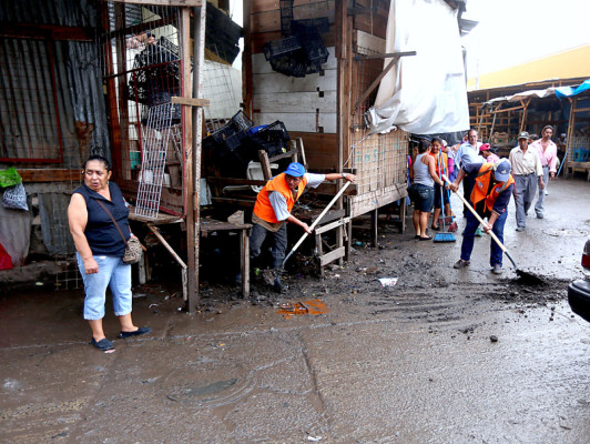 Limpieza en mercados y centro de la capital