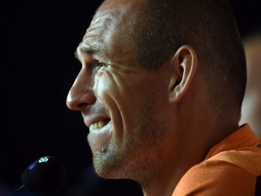 FIFA no sancionará a Robben por fingir penal