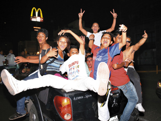 Olimpistas celebran en la calle el tetracampeonato