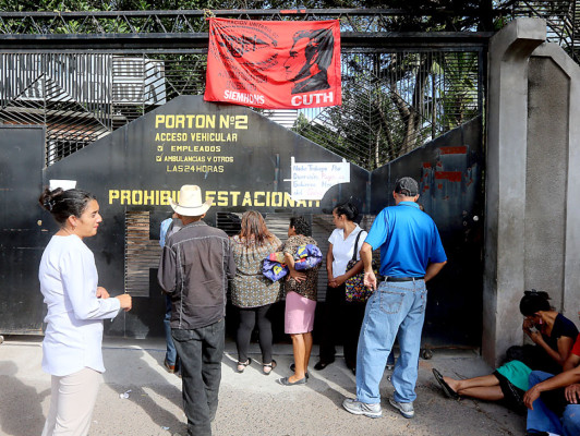 Médicos se suman a reclamos de sueldos