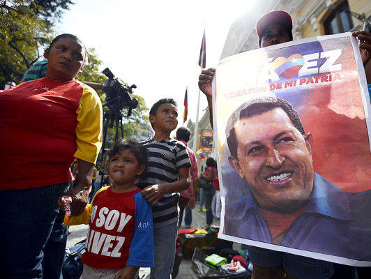 Hugo Chávez regresa sorpresivamente a Venezuela