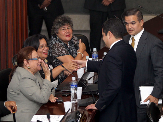 Denuncian presión de rectora para destituir a fiscal