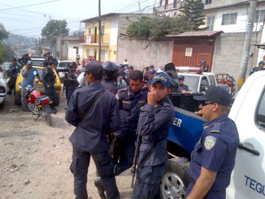 Policías declaran huelga de brazos caídos y abuchean a jefe de Policía