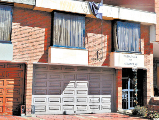 Embajada abre puertas tras escándalo sexual