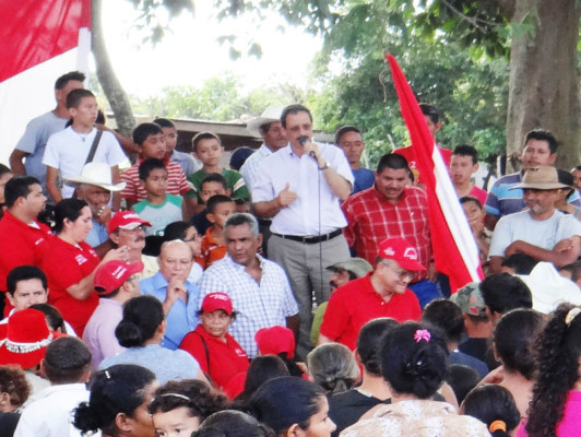 'Demagogia' izar bandera en isla Conejo