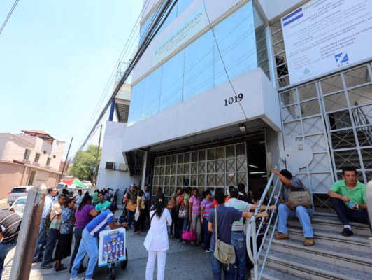 Educación: Solo 10% de aspirantes a plaza aprobaron los exámenes