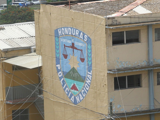 Acusan a policía de facilitar fuga de presunto ladrón