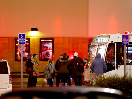 Mueren tres personas en tiroteo en centro comercial en EEUU