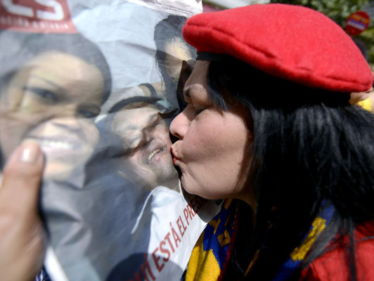 Hugo Chávez regresa sorpresivamente a Venezuela