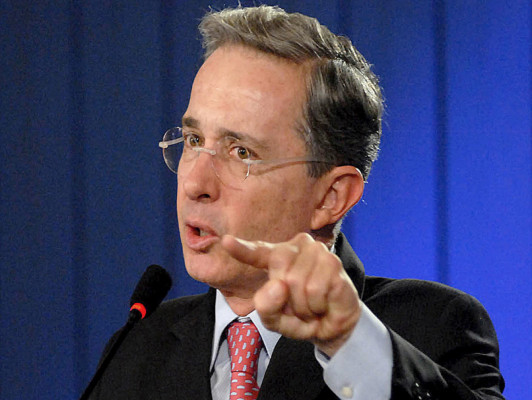 Expresidente Uribe dice que Santos debería ir preso