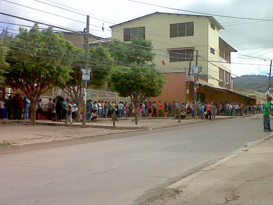 Padres hacen largas colas para matrícula