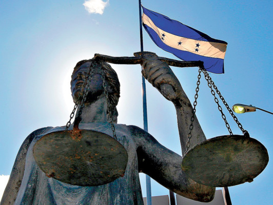 Magistrados definen si integran Sala Constitucional