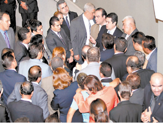 Congreso suspende funciones del fiscal general y del fiscal adjunto