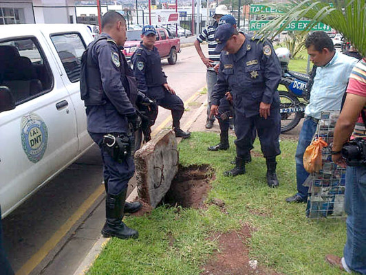 Supuesto ladrón se esconde en tragante para evitar su captura
