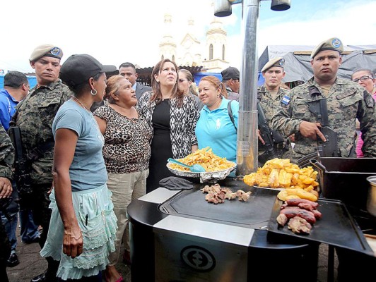 1,200 policías y militares protegen a feligreses