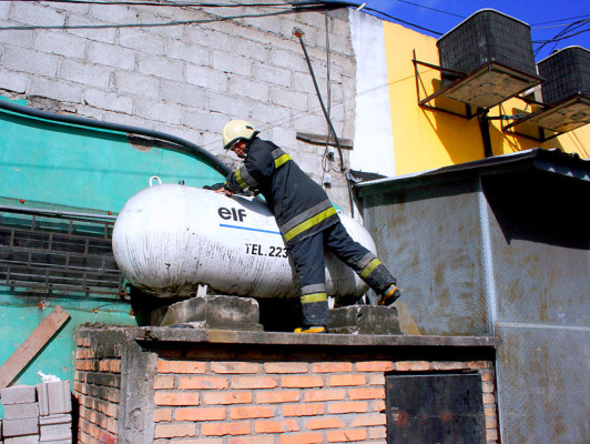 Explota chimbo de gas en panadería de bulevar Morazán