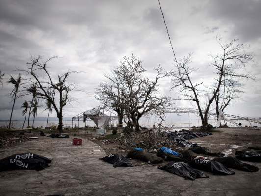 Filipinos entierran a sus muertos en fosas comunes