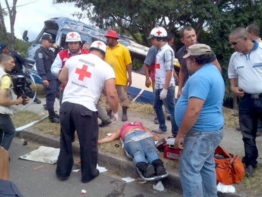 Un muerto y 10 heridos al volcar autobús en Tegucigalpa