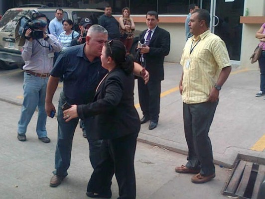 Retiran cuerpos de piloto y pasajeros de avión