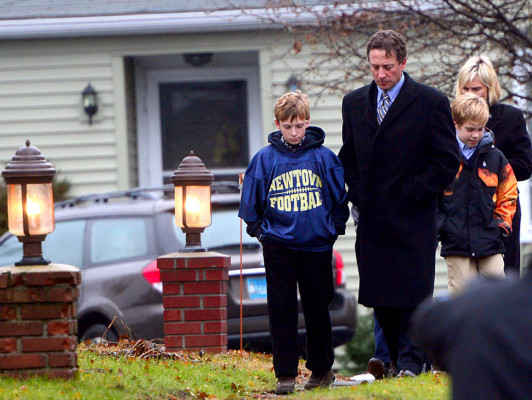 Entierran a primeras víctimas de masacre en escuela de Connecticut